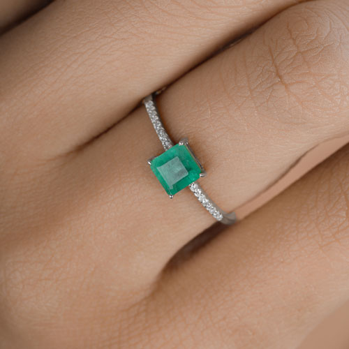 Anillo de oro blanco de 14 quilates con esmeralda zambiana auténtica de 0,64 quilates y diamantes blancos