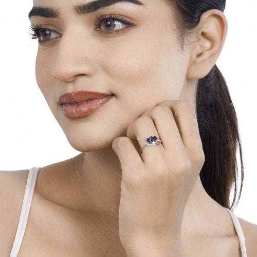 Anillo de oro blanco de 14K con zafiro azul genuino de 0,65 quilates y diamantes blancos