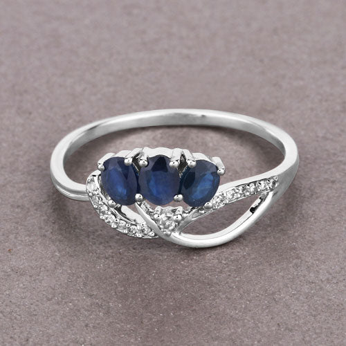 Anillo de oro blanco de 14K con zafiro azul genuino de 0,65 quilates y diamantes blancos