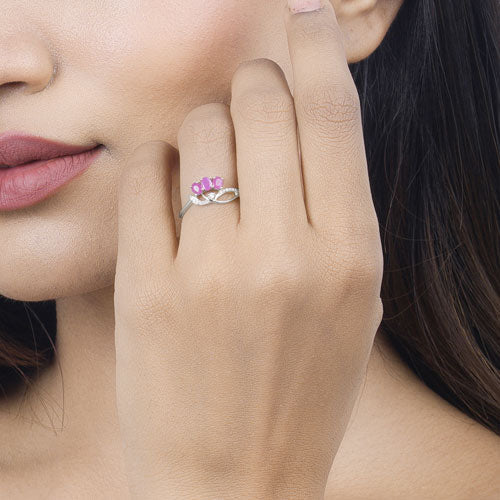 Anillo de oro blanco de 14K con rubí auténtico de 0,71 quilates y diamantes blancos