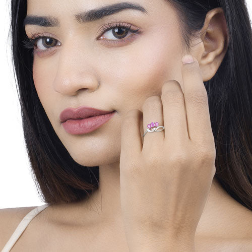 Anillo de oro blanco de 14K con rubí auténtico de 0,71 quilates y diamantes blancos