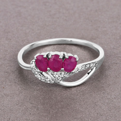 Anillo de oro blanco de 14K con rubí auténtico de 0,71 quilates y diamantes blancos