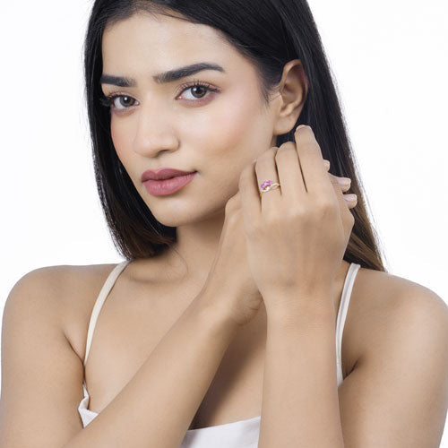 Anillo de oro amarillo de 14K con rubí genuino de 0.71 quilates y diamantes blancos