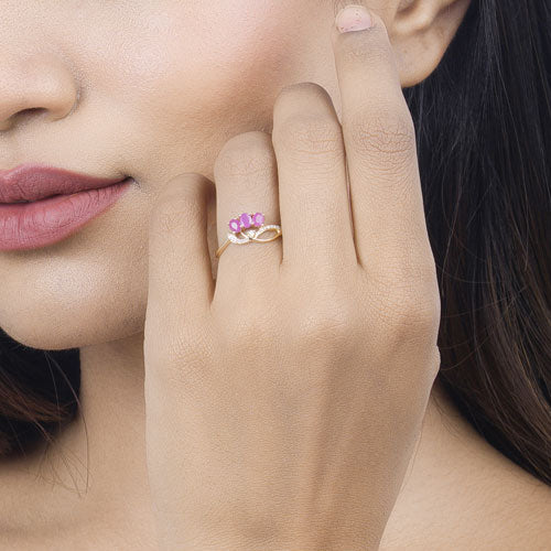 Anillo de oro amarillo de 14K con rubí genuino de 0.71 quilates y diamantes blancos