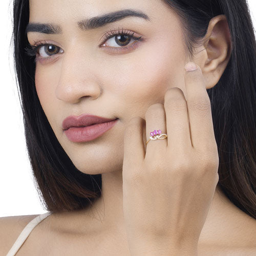 Anillo de oro amarillo de 14K con rubí genuino de 0.71 quilates y diamantes blancos
