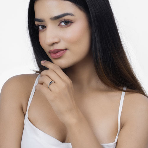 Anillo de oro blanco de 14K con zafiro azul genuino de 0,56 quilates y diamantes blancos
