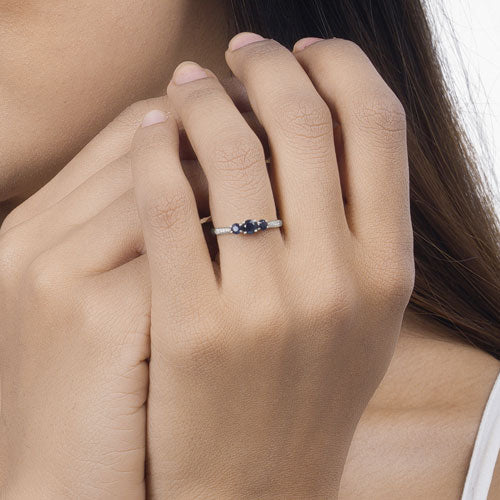 Anillo de oro blanco de 14K con zafiro azul genuino de 0,56 quilates y diamantes blancos
