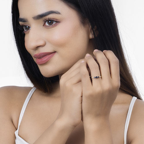 Anillo de oro amarillo de 14K con zafiro azul genuino de 0,56 quilates y diamantes blancos