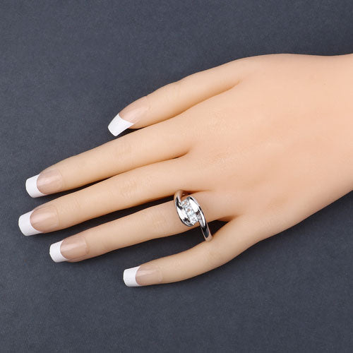 Anillo de plata esterlina .925 con topacio azul genuino de 0.74 quilates