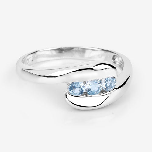 Anillo de plata esterlina .925 con topacio azul genuino de 0.74 quilates