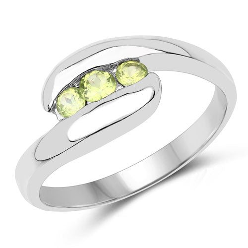 Anillo de plata esterlina .925 con peridoto genuino de 0.56 quilates