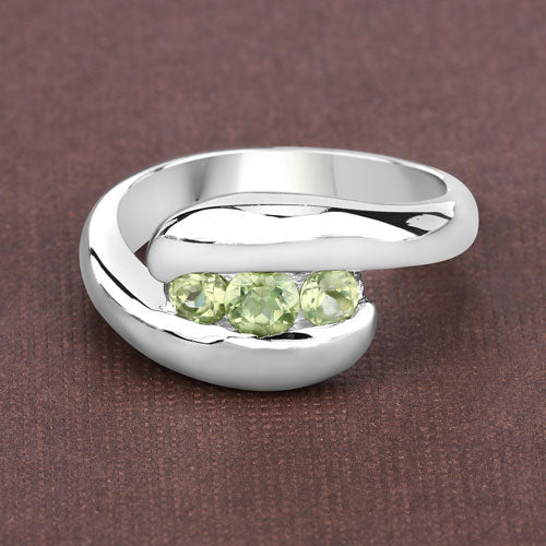 Anillo de plata esterlina .925 con peridoto genuino de 0.56 quilates