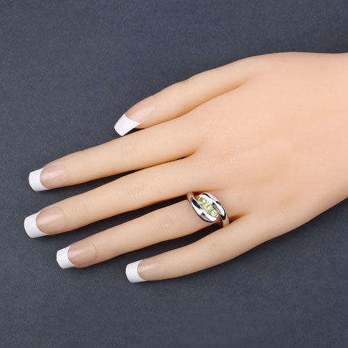 Anillo de plata esterlina .925 con peridoto genuino de 0.56 quilates