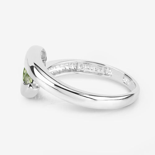 Anillo de plata esterlina .925 con peridoto genuino de 0.56 quilates