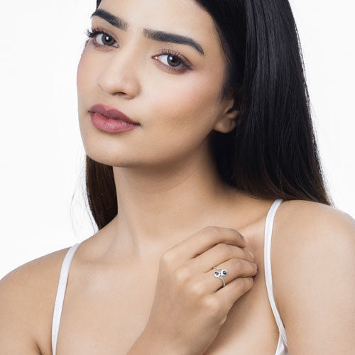 Anillo de oro blanco de 14 quilates con zafiro azul genuino de 0,34 quilates y diamante blanco