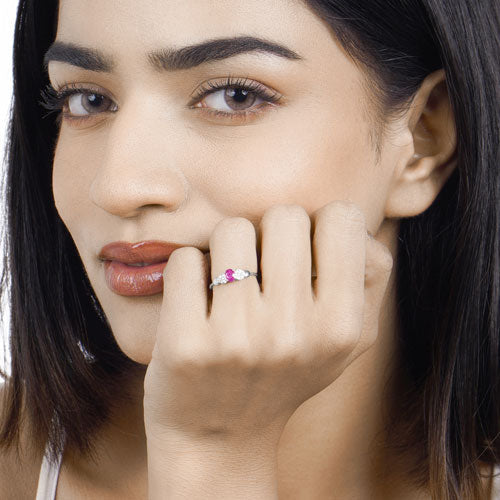 Anillo de oro blanco de 14K con rubí genuino de 0,36 quilates y diamante blanco