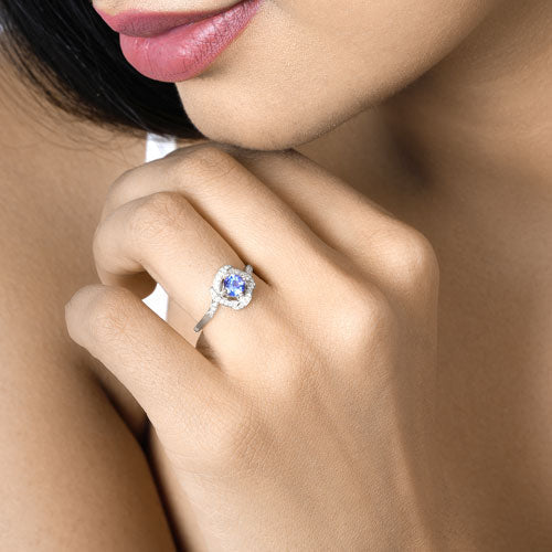 Anillo de oro blanco de 14K con tanzanita genuina de 0.55 quilates y diamantes blancos