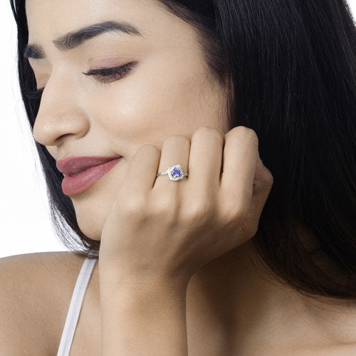 Anillo de oro blanco de 14K con tanzanita genuina de 0.55 quilates y diamantes blancos