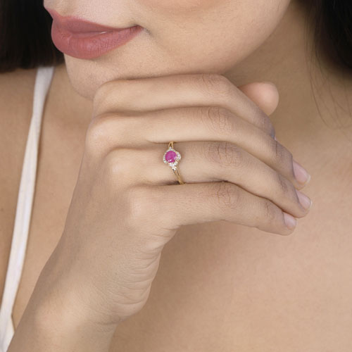 Anillo de oro amarillo de 14K con rubí genuino de 0.59 quilates y diamantes blancos