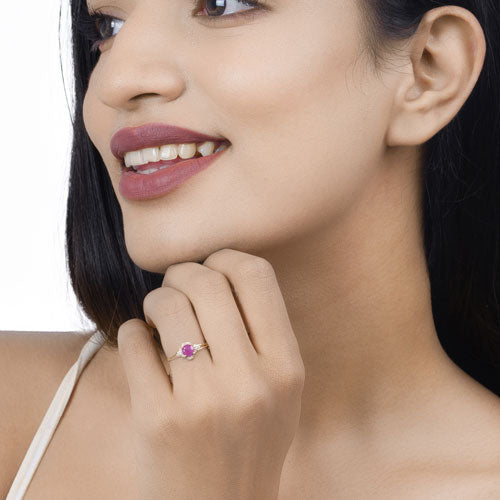 Anillo de oro amarillo de 14K con rubí genuino de 0.59 quilates y diamantes blancos