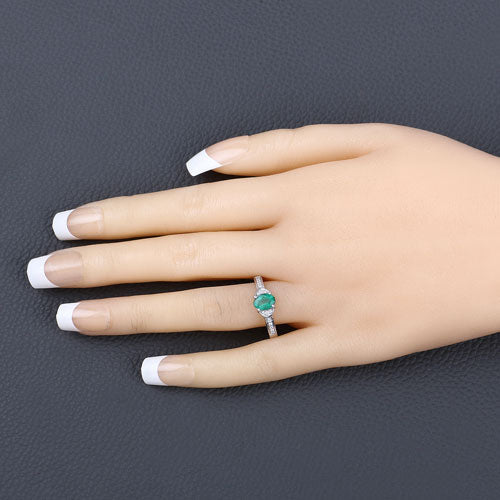 Photo of {{ product.title | truncate: 80, '' | escape }}