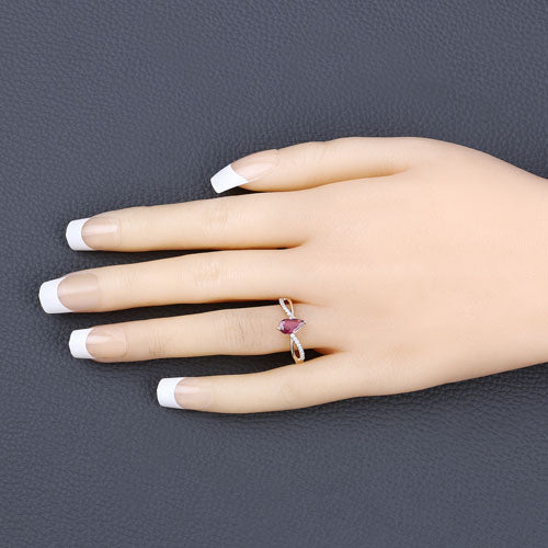 Anillo de oro amarillo de 14K con rubí genuino de 0,52 quilates y diamantes blancos