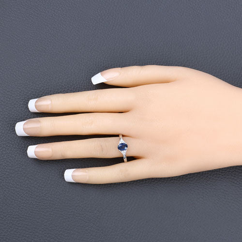 Anillo de oro blanco de 14K con zafiro azul genuino de 1.01 quilates y diamantes blancos
